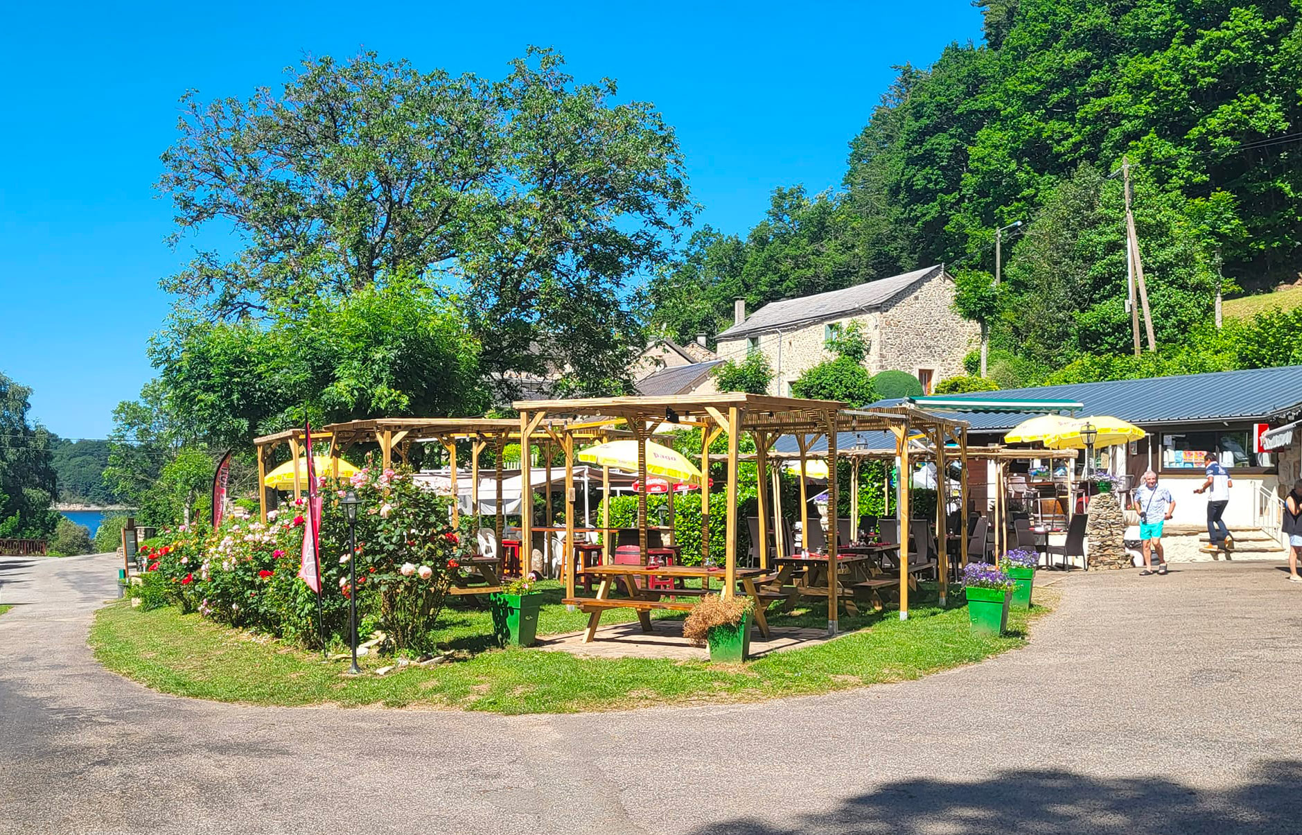 Terrasse du restaurant Le Laouzas au bord du Moulin des Évêques